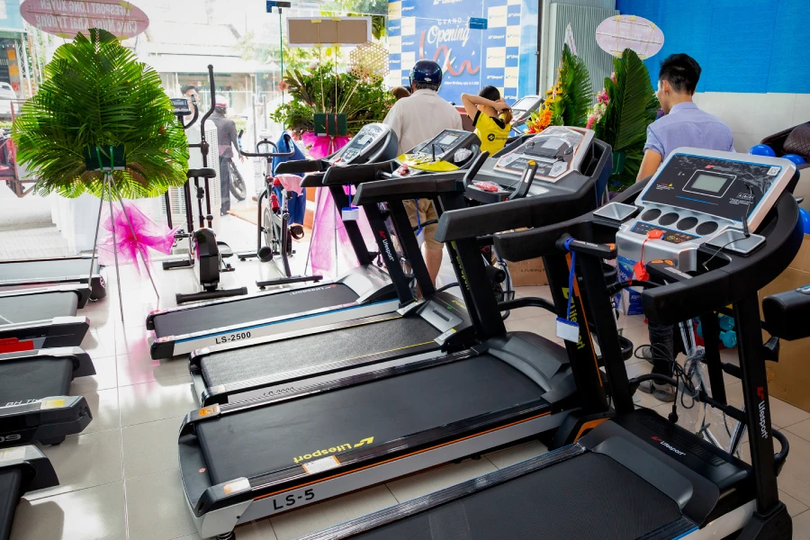 Máy chạy bộ điện trưng bày tại Tiền Giang