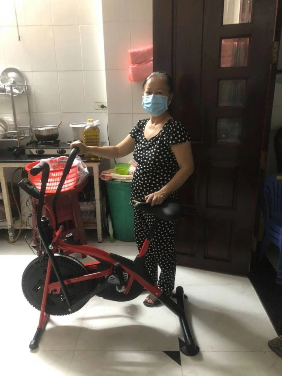 Đo lường kích cỡ xe đạp tập thể dục để đặt vị trí trong nhà