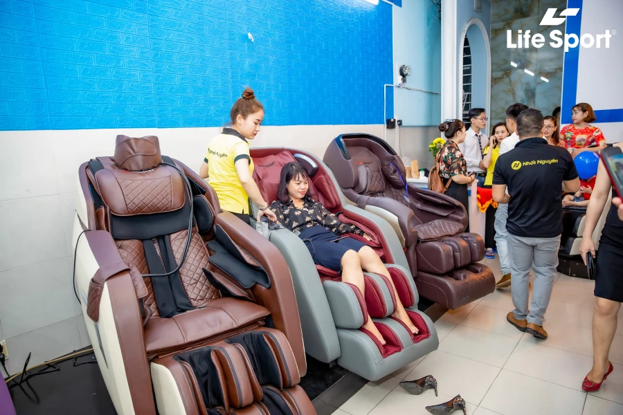 Khách hàng trải nghiệm ghế massage toàn thân tại Lifesport