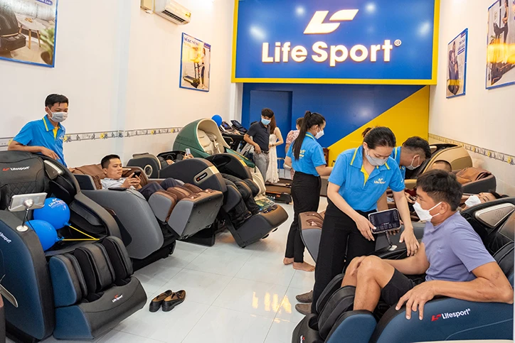 Khách hàng trải nghiệm ghế mát xa 