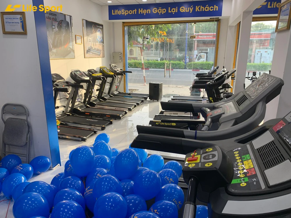 Máy chạy bộ tại nhà trưng bày tại Lifesport Hà Nội