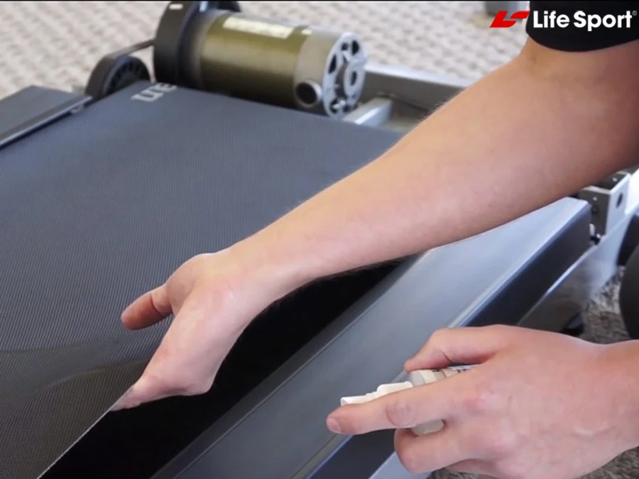 Tại sao cần tra dầu cho máy chạy bộ