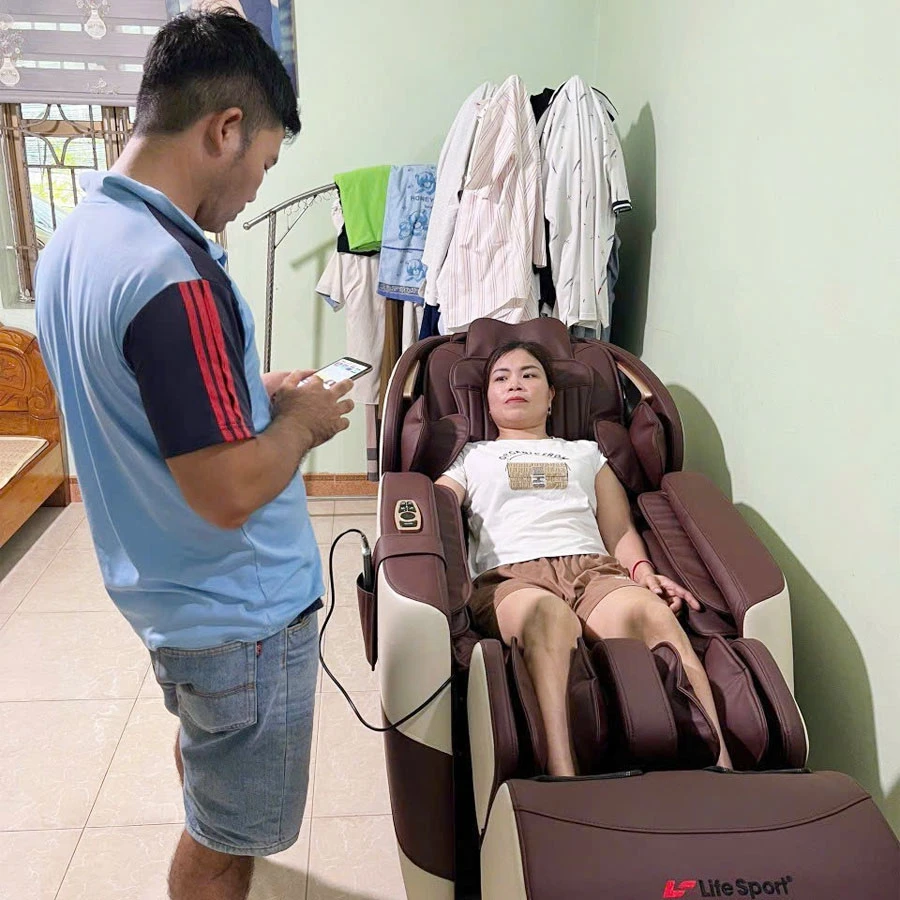 Anh Hậu Ở Nam Định Mua Ghế Massage LS-789 Về Tặng Vợ