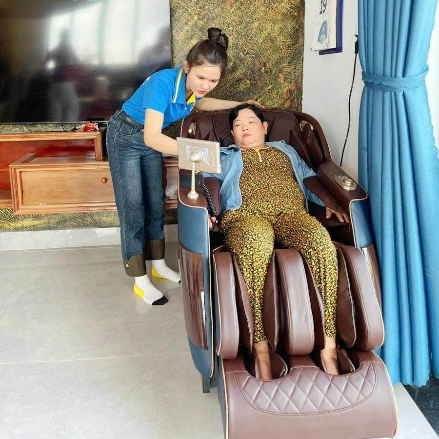 Điều khiển ghế massage Lifesport LS-666 bằng màn hình điều khiển 